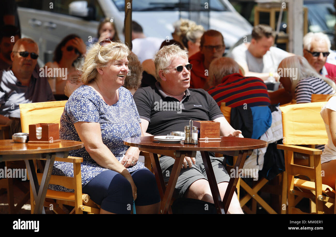 Palma di Maiorca, isole Baleari, Spagna. 9 maggio 2018. Con l arrivo della bella stagione e la stagione turistica sulle terrazze dei bar e dei ristoranti sono riempiti con le persone che bevono qualcosa sotto il sole. Il settore alberghiero e della ristorazione è uno dei principali motori economici nelle Isole Baleari, Spagna. Credito: Clara Margais/ZUMA filo/Alamy Live News Foto Stock