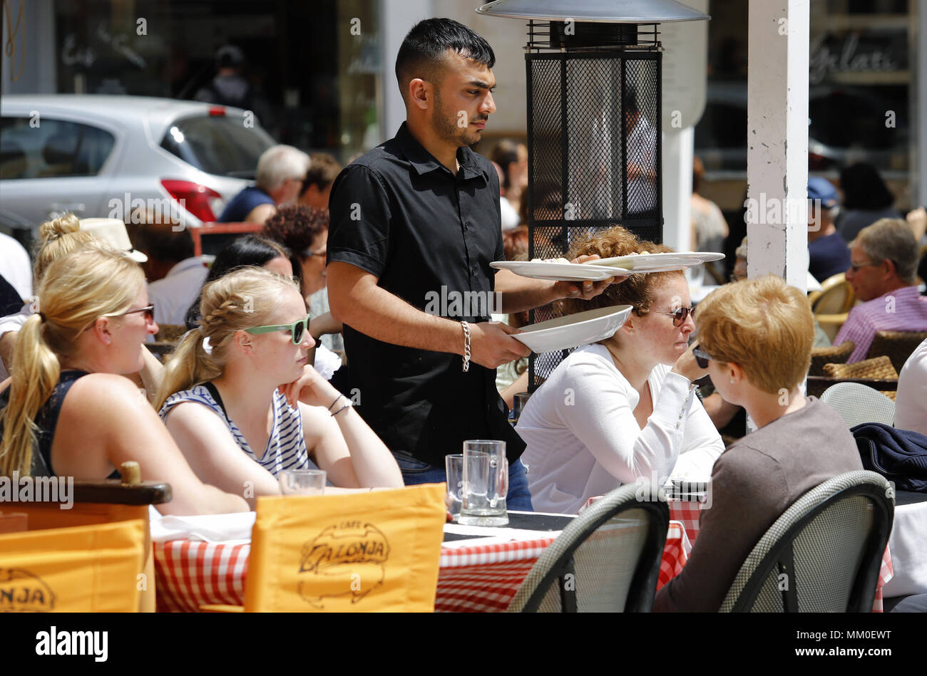 Palma di Maiorca, isole Baleari, Spagna. 9 maggio 2018. Con l arrivo della bella stagione e la stagione turistica sulle terrazze dei bar e ristoranti sono pieni di gente che per mangiare qualcosa sotto il sole. Il settore alberghiero e della ristorazione è uno dei principali motori economici nelle Isole Baleari, Spagna. Credito: Clara Margais/ZUMA filo/Alamy Live News Foto Stock