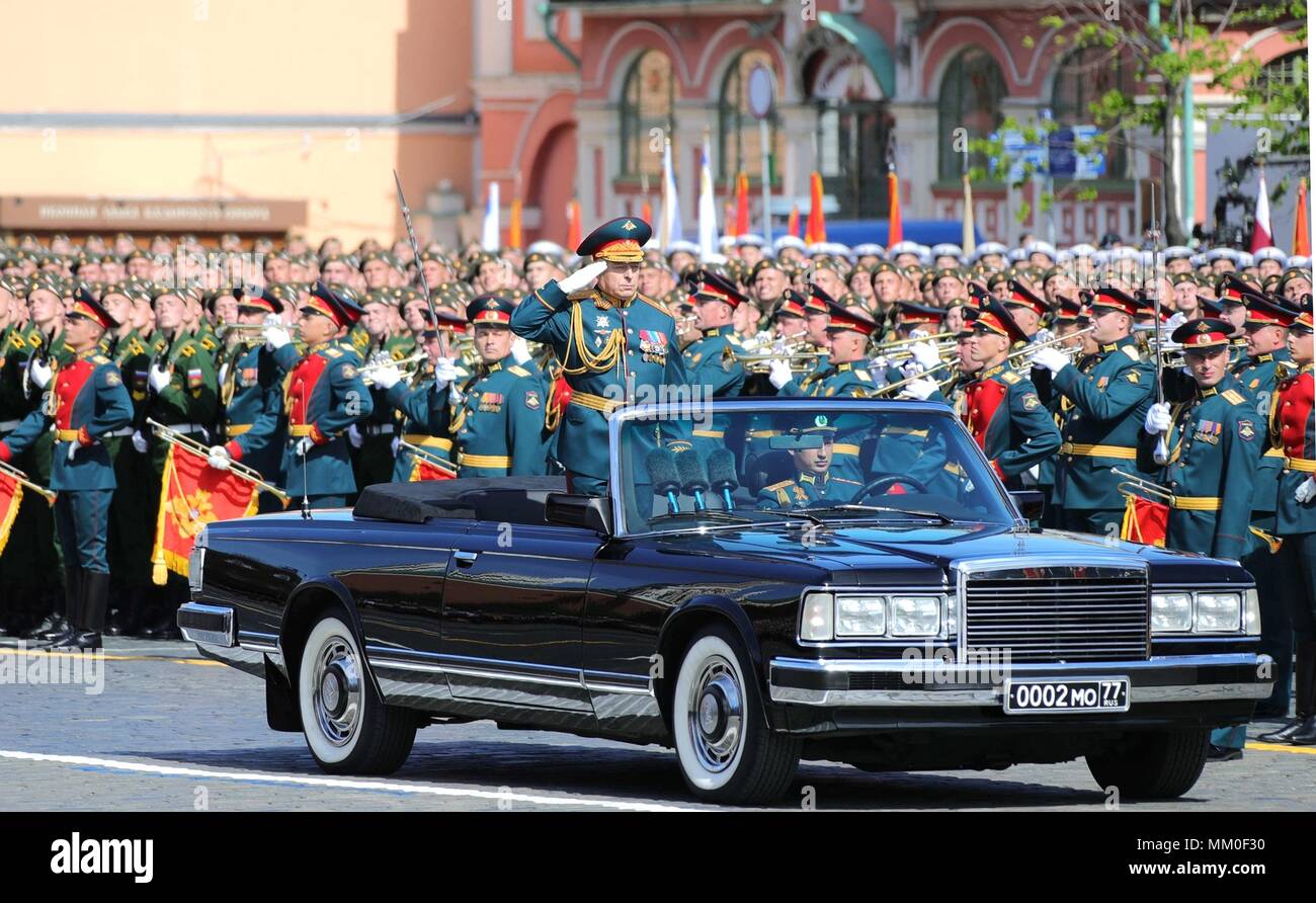 Il russo di comandante in capo delle forze di terra Oleg Salyukovat recensioni le truppe all'inizio della vittoria militare parata del giorno la marcatura 73anniversario della fine della II Guerra Mondiale in Piazza Rossa Maggio 9, 2018 a Mosca, in Russia. (Presidenza russa via Planetpix) Foto Stock