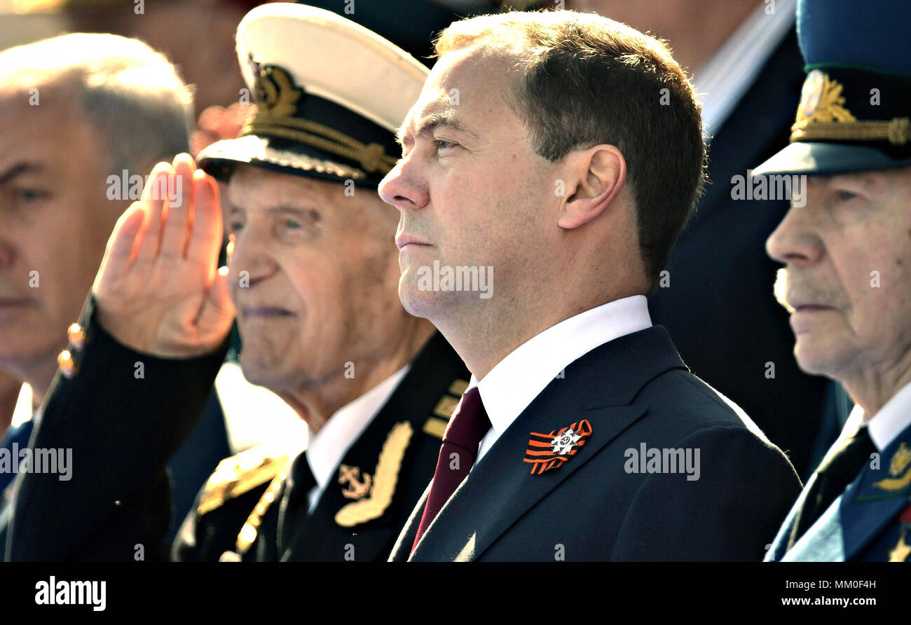 Primo Ministro russo Dmitry Medvedev durante la vittoria parata del giorno la marcatura 73anniversario della fine della II Guerra Mondiale in Piazza Rossa Maggio 9, 2018 a Mosca, in Russia. (Presidenza russa via Planetpix) Foto Stock