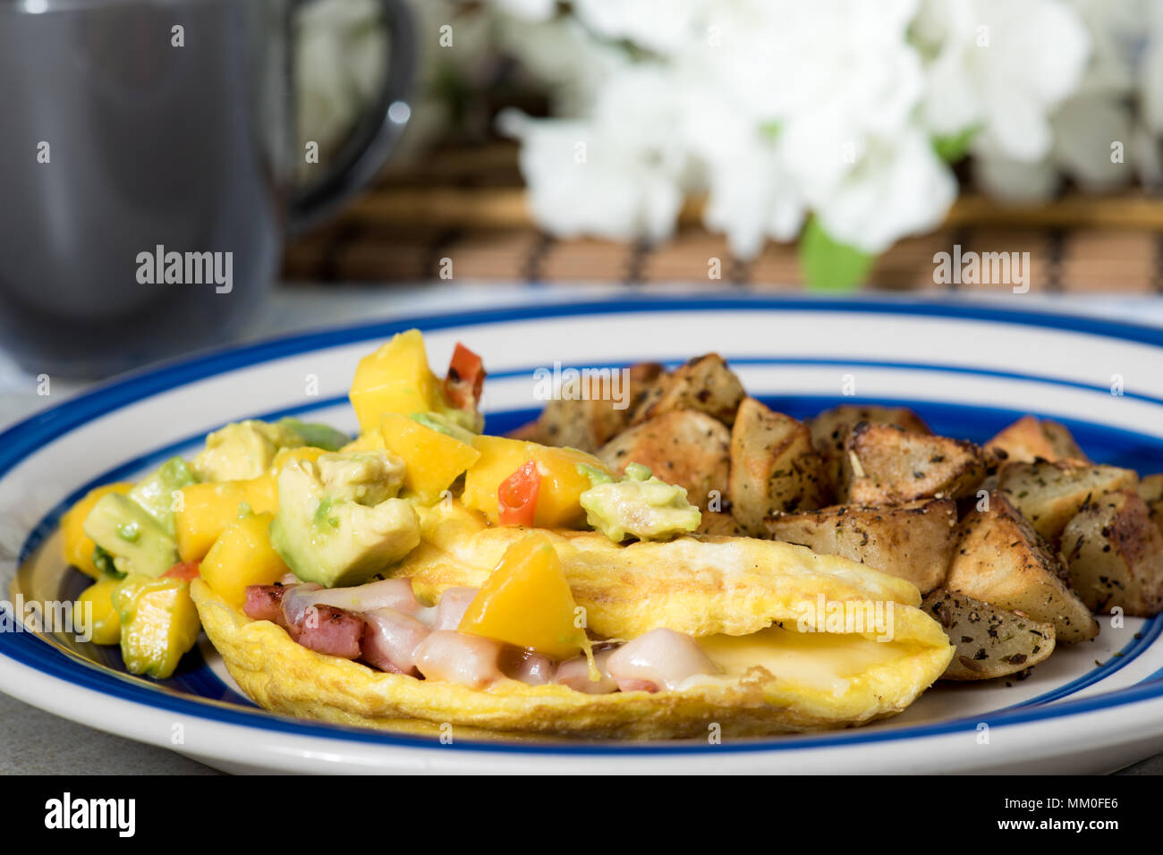 Prosciutto e formaggio svizzero frittata con mango piccante e salsa avacado e pan hashbrown fritto di patate Foto Stock