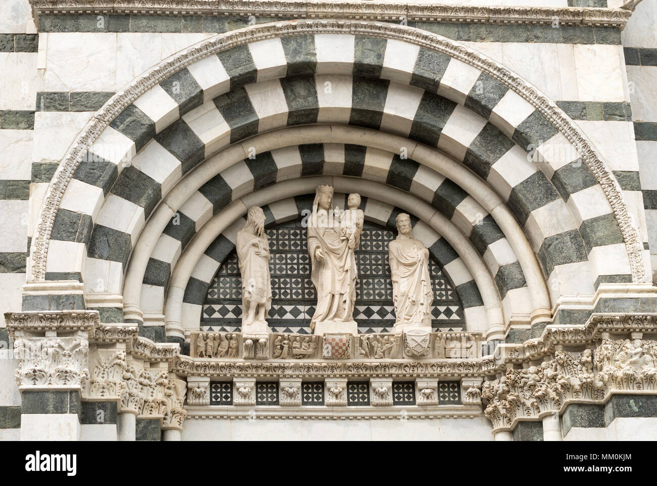 Vista dettagliata della statuaria religiosa sopra la porta del Battistero di San Giovanni, Pistoia, Toscana, Italia, Europa Foto Stock