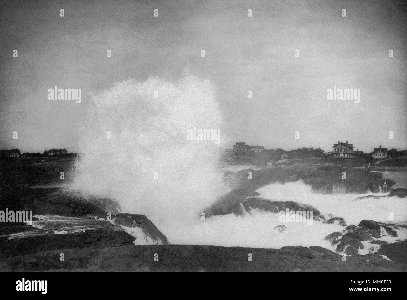 Schizzando Rock vicino a spiaggia Bailey. Newport. 1900 Foto Stock