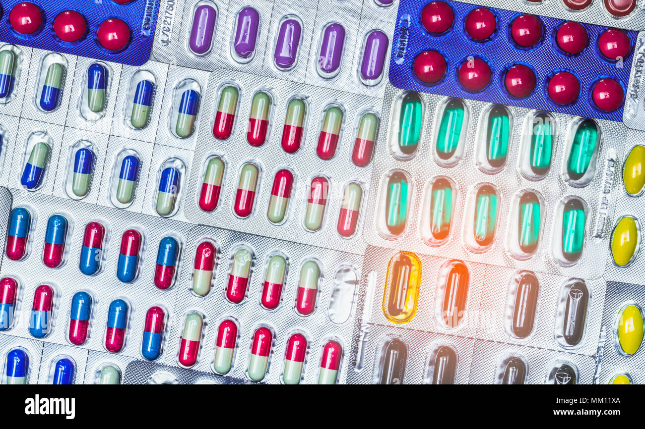 Colorato di compresse e capsule pillola in confezione blister disposti con belle pattern. Industria farmaceutica concetto. Farmacia farmacia. Defec Foto Stock