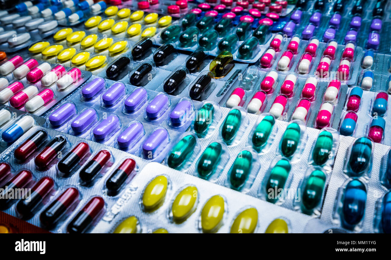 Colorato di compresse e capsule pillola in confezione blister disposti con belle pattern. Industria farmaceutica concetto. Farmacia farmacia. Defec Foto Stock