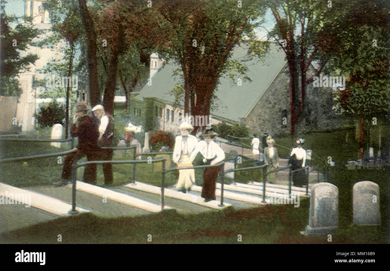 Seppellimento di terra sulla collina di sepoltura. Plymouth. 1905 Foto Stock