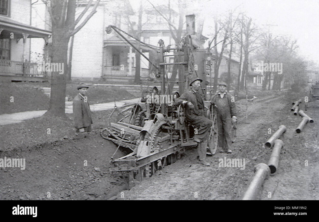 Tubo di acqua di scavo fossi. West Salem. 1917 Foto Stock