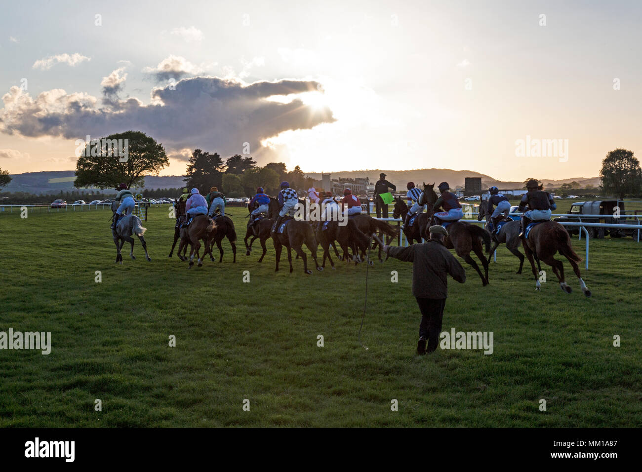 Ludlow Racecourse nello Shropshire, Inghilterra. Avvio di una serata a metà settimana gara in primavera. Foto Stock