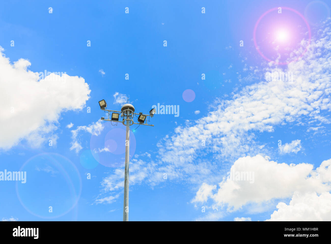 Palo di illuminazione con cielo blu con effetto di luce Foto Stock