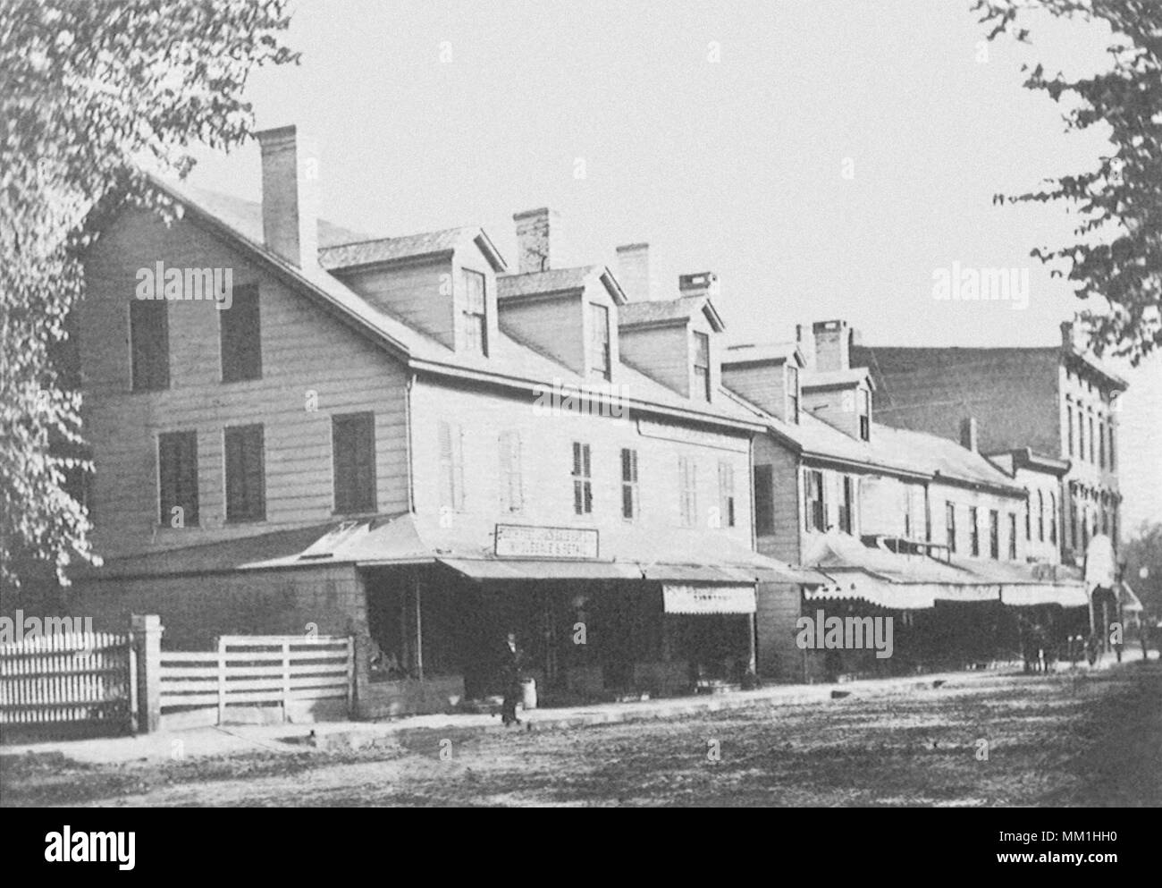 Sul lato nord della strada principale. Stamford. 1880 Foto Stock