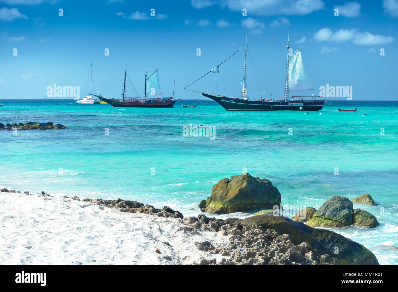 Arashi Beach, Aruba, Mar dei Caraibi nel gennaio 2018: tour di 2 barche ancorate ai turisti di andare a nuotare o fare snorkeling. Foto Stock