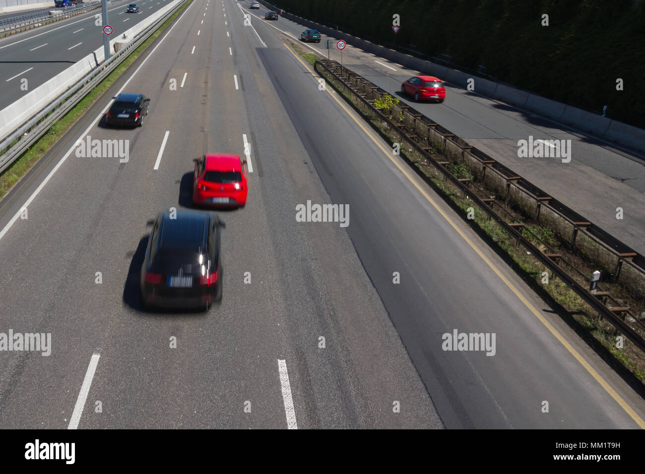 Spintoni auto in esecuzione veloce su una autostrada tedesca Foto Stock