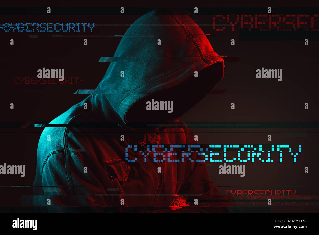 Concetto di sicurezza informatica con volto incappucciato persona maschile, chiave di basso di rosso e di blu accesa e immagine digitale effetti spuri Foto Stock