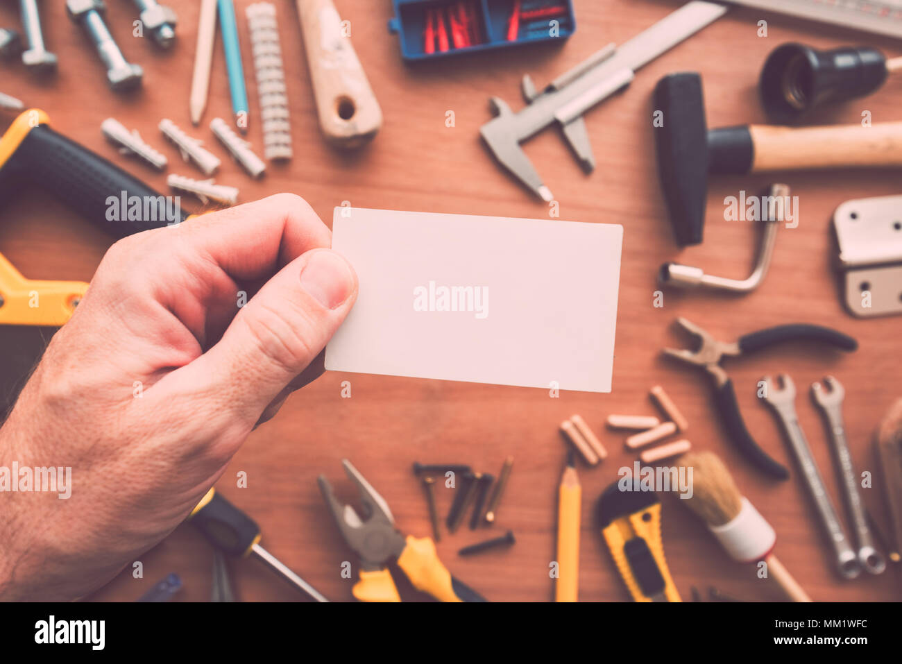 Tuttofare blank business card come copia di spazio sopra la tabella in officina con la manutenzione e la riparazione di strumenti di progetto Foto Stock