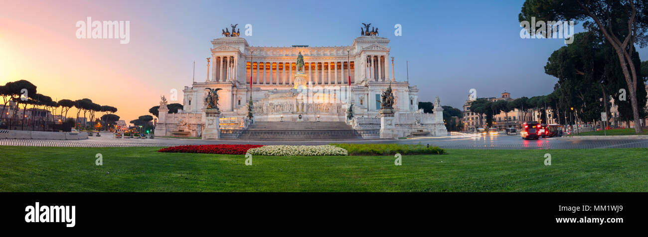 Roma. Immagine panoramica del Monumento di Vittorio Emanuele II, Piazza Venezia, a Roma, Italia durante l'alba. Foto Stock