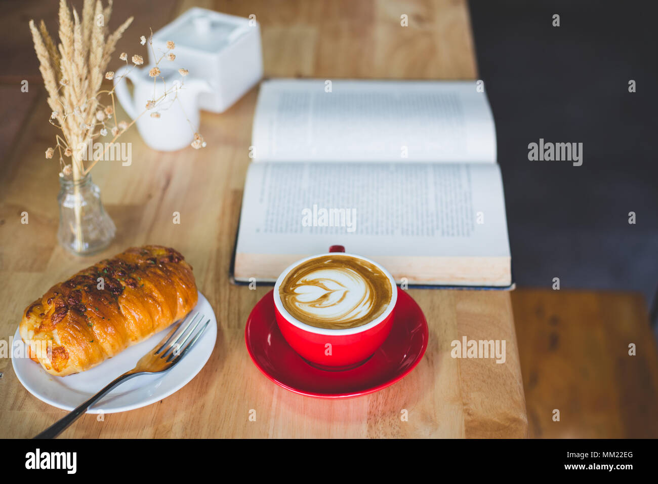 Tazza di caffè con pane su legno Foto Stock