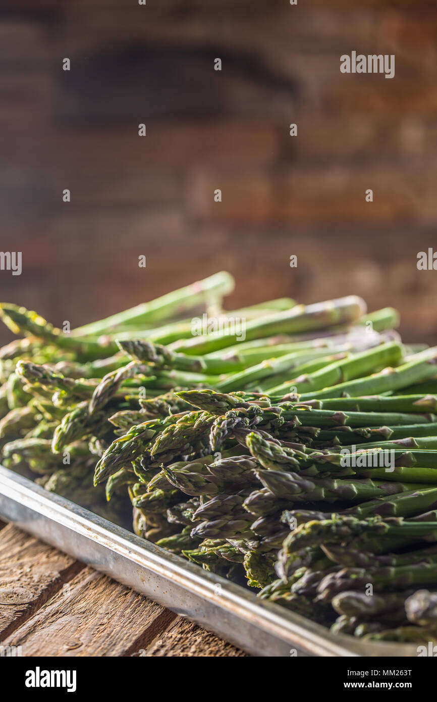 Freschi asparagi verdi giacente su una scatola di legno. Foto Stock