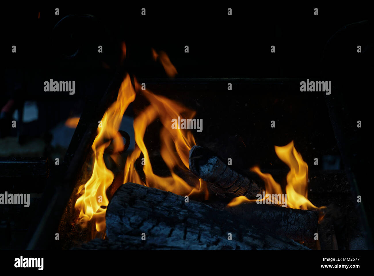 Fuoco che arde nel caminetto Foto Stock