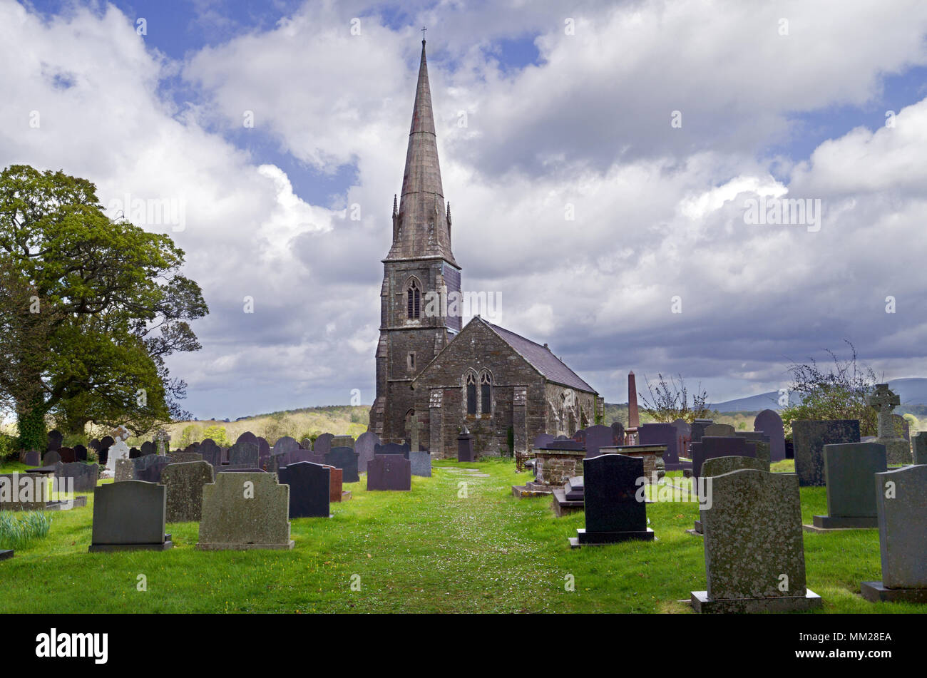 St Edwen è la Chiesa, in Llanedwen, Anglesey, Galles è un palazzo del XIX secolo chiesa parrocchiale situata nei pressi del Stretto di Menai. Esso è costruito con la locale red gritstone. Foto Stock