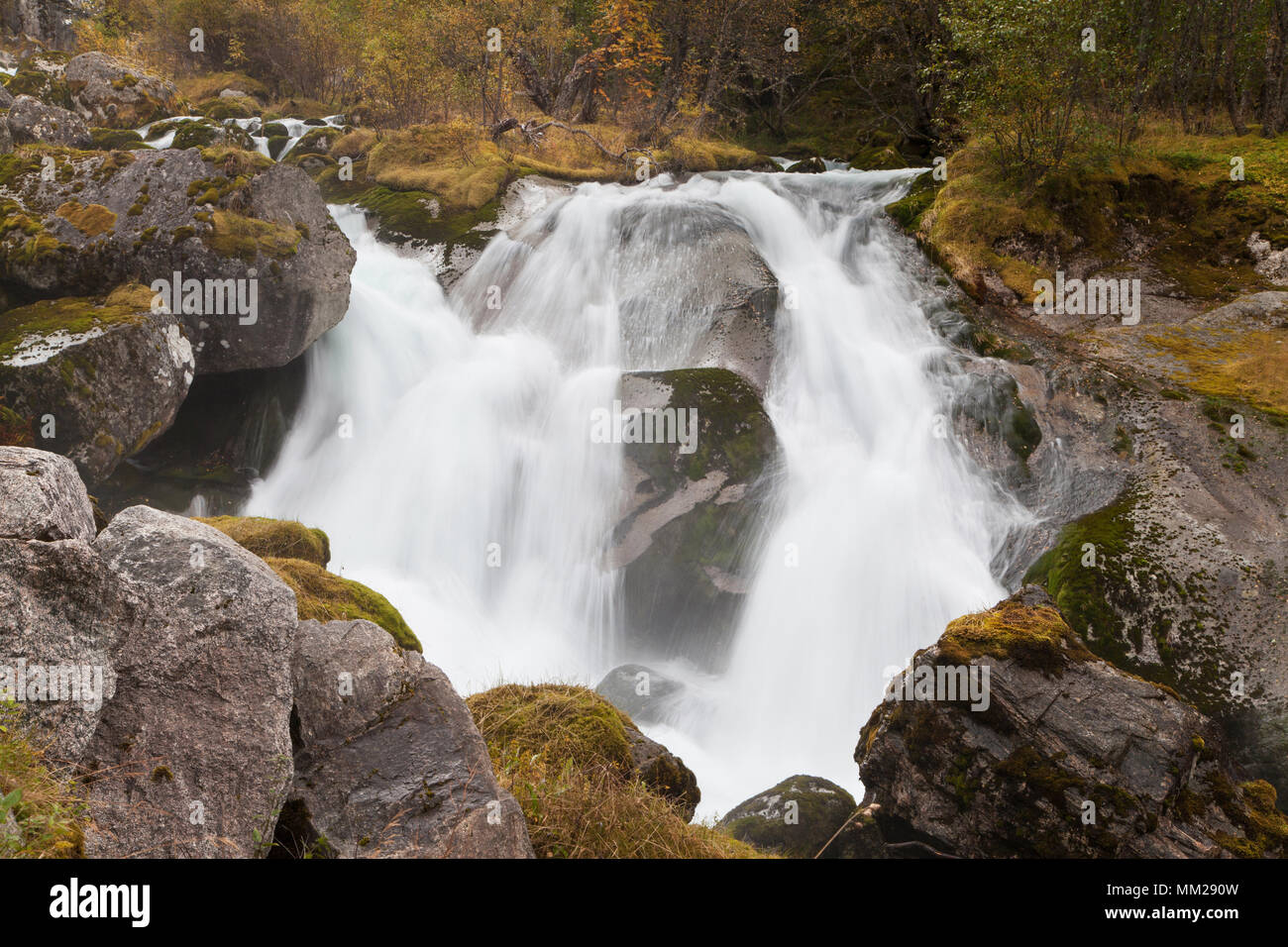 Una piccola cascata sul fiume Briksdalselva, alimentata dalla fusione del Ghiacciaio Briksdal, Jostedalsbreen National Park, Sogn og Fjordane, Norvegia. Foto Stock