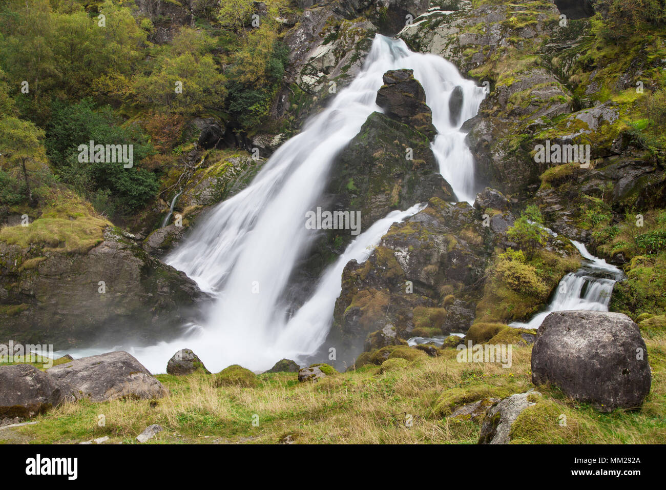 Kleivafossen cascata nel Jostedalsbreen National Park, Sogn og Fjordane, Norvegia. Foto Stock