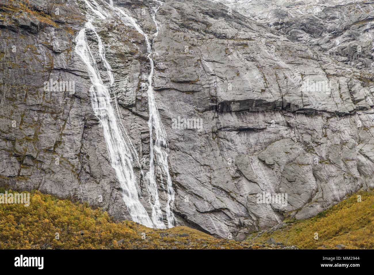 Tjotafossen cascata e il Ghiacciaio Tjotabreen, Jostedalsbreen National Park, Norvegia. Foto Stock