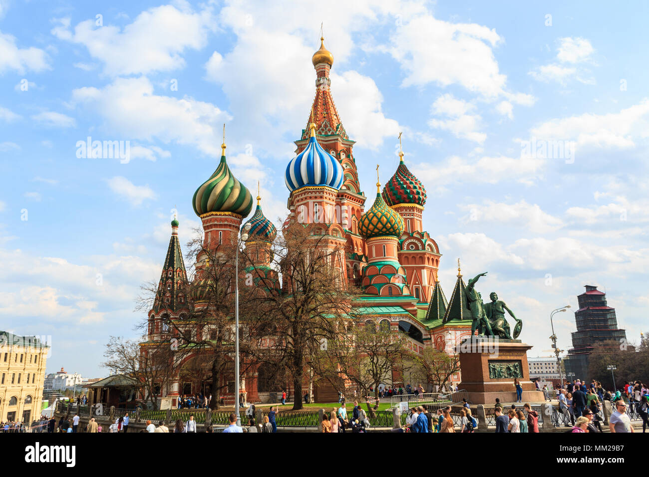Mosca, Russo - 30 Aprile 2018: turisti visitano San Basilio Cattedrale in Piazza Rossa a Mosca, Russia. Foto Stock