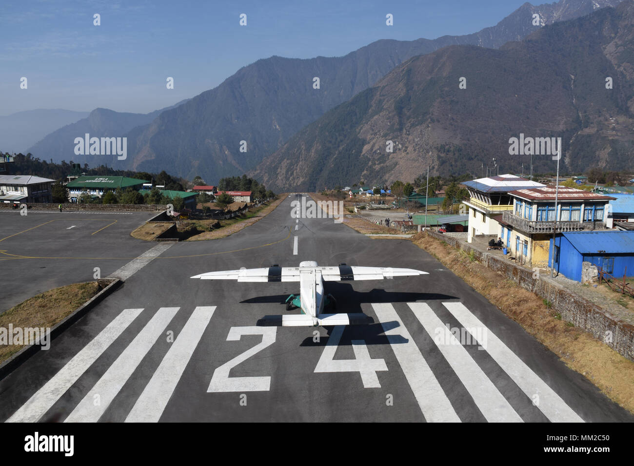 Lukla, Nepal - Marzo 20, 2018: aerei sulla pista di Lukla Airport Foto Stock