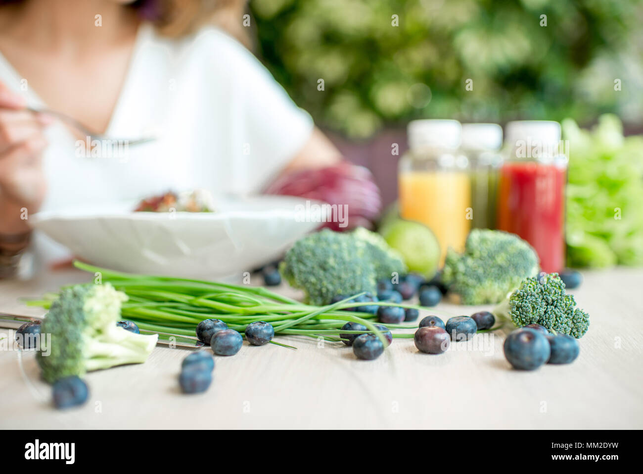 Una sana alimentazione vegetariana con i frullati sul tavolo Foto Stock