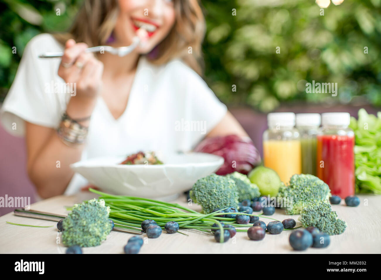 Una sana alimentazione vegetariana con i frullati sul tavolo Foto Stock