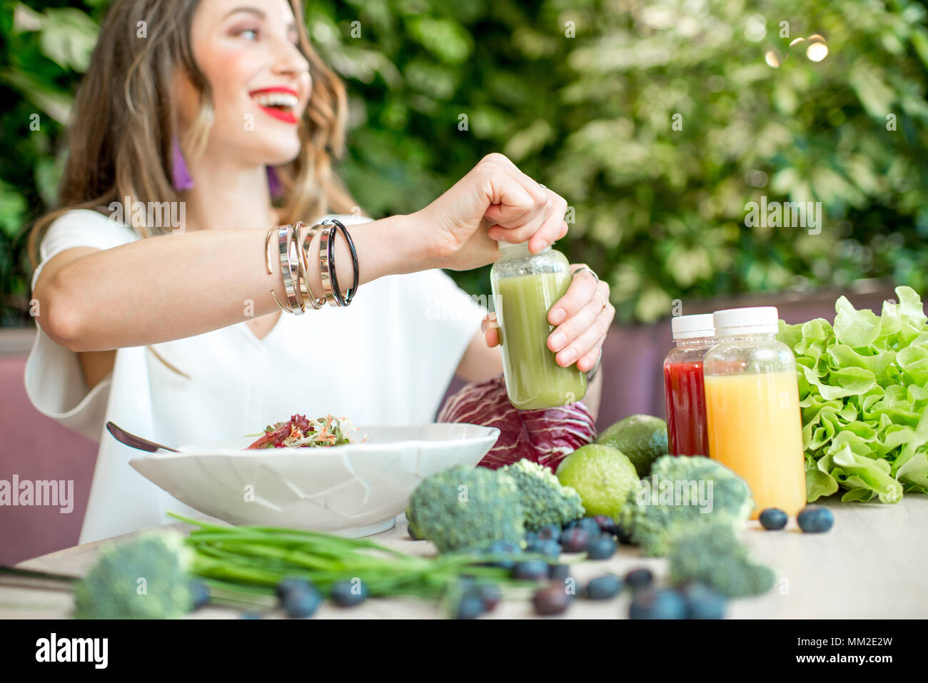 Donna con cibo sano per interni Foto Stock
