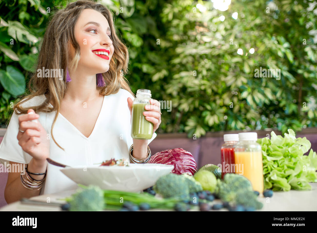 Donna con cibo sano per interni Foto Stock
