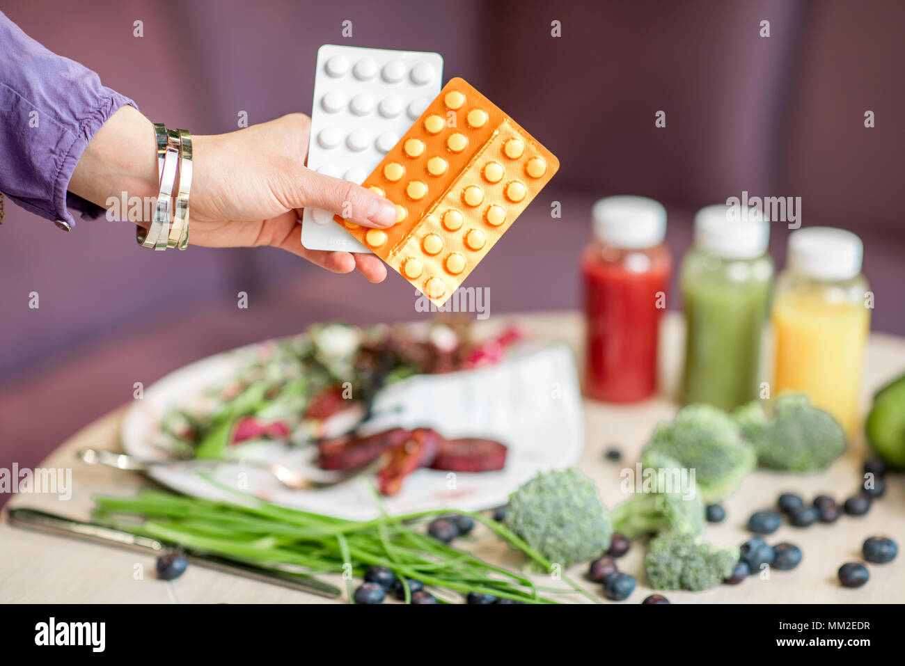Pillole e sano cibo crudo Foto Stock