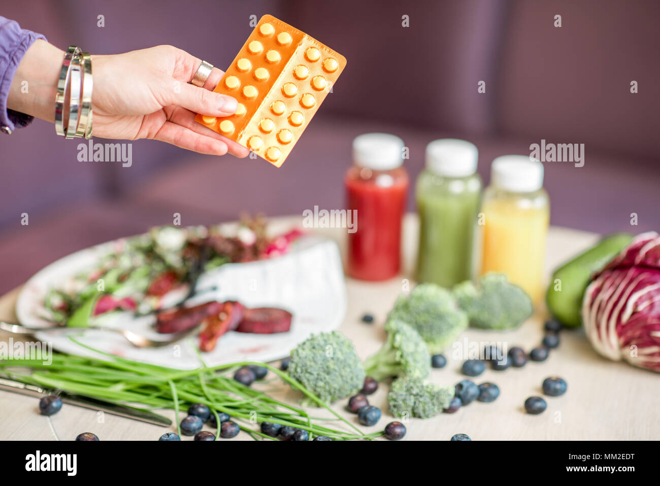 Pillole e sano cibo crudo Foto Stock