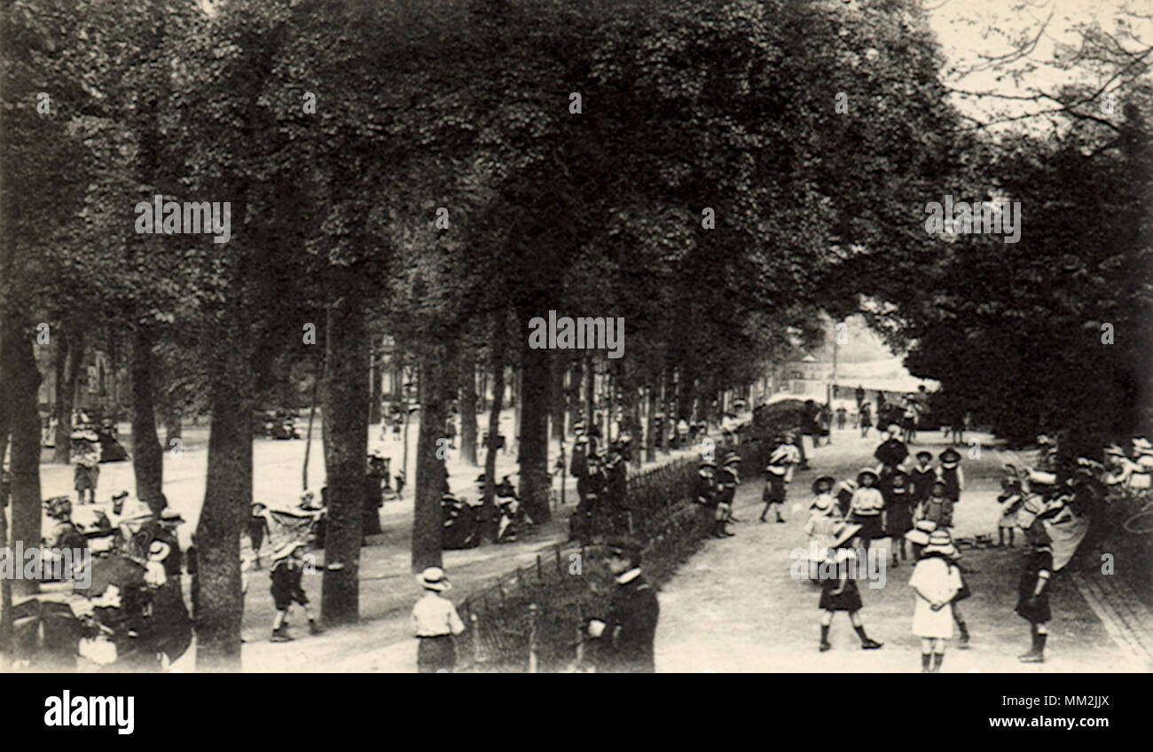 A piedi dei bambini. Brest. 1910 Foto Stock