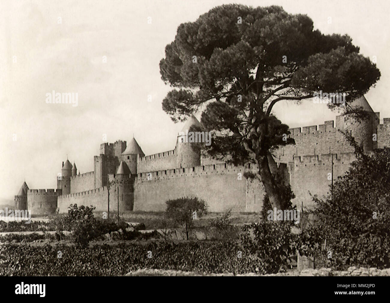 Sul lato meridionale delle mura della città. Carcassonne. 1940 Foto Stock