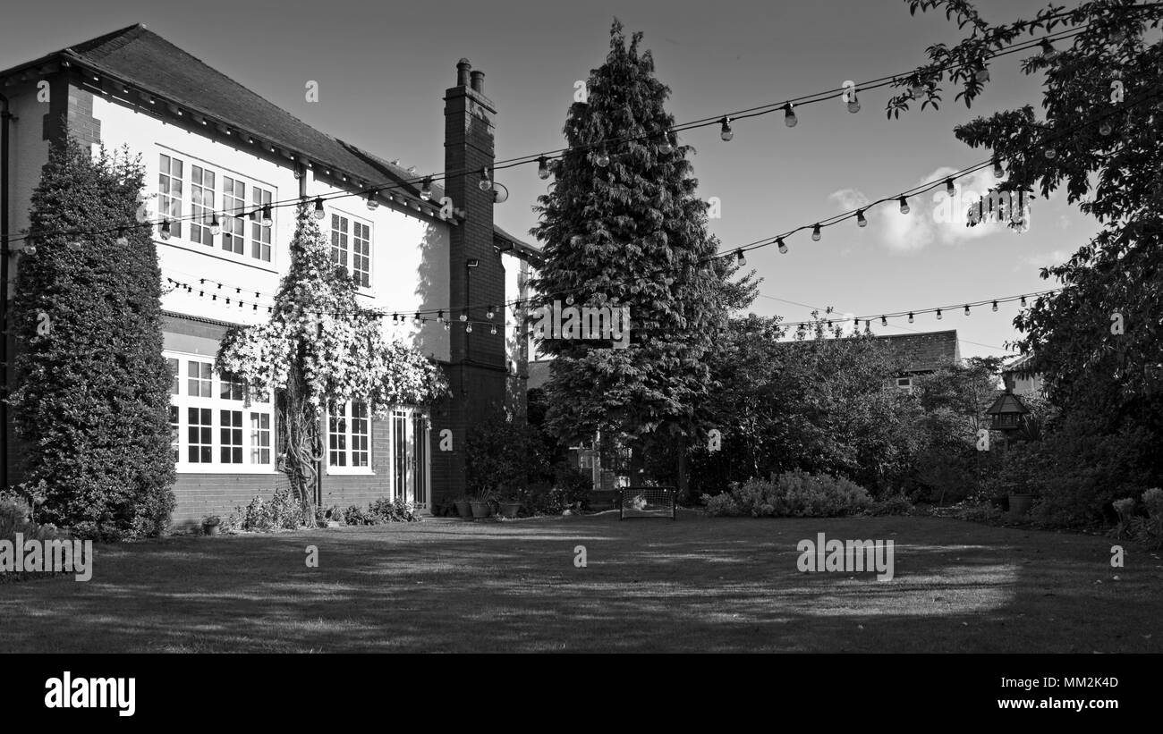 Casa in mattoni rossi e maturo giardino in maggio, North Yorkshire, Inghilterra, Regno Unito Foto Stock