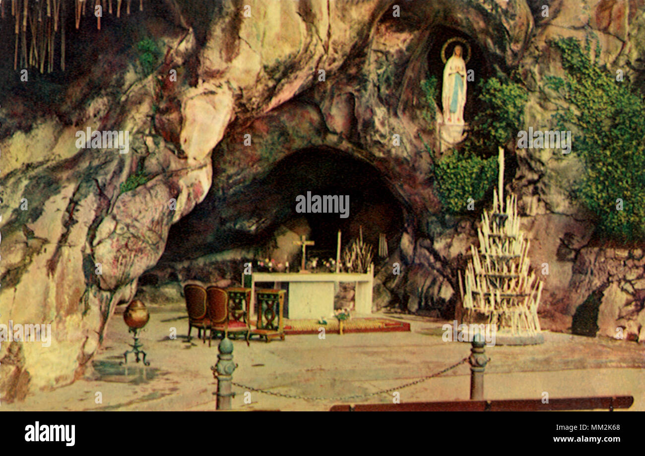 La Grotta miracolosa. Lourdes. 1962 Foto Stock