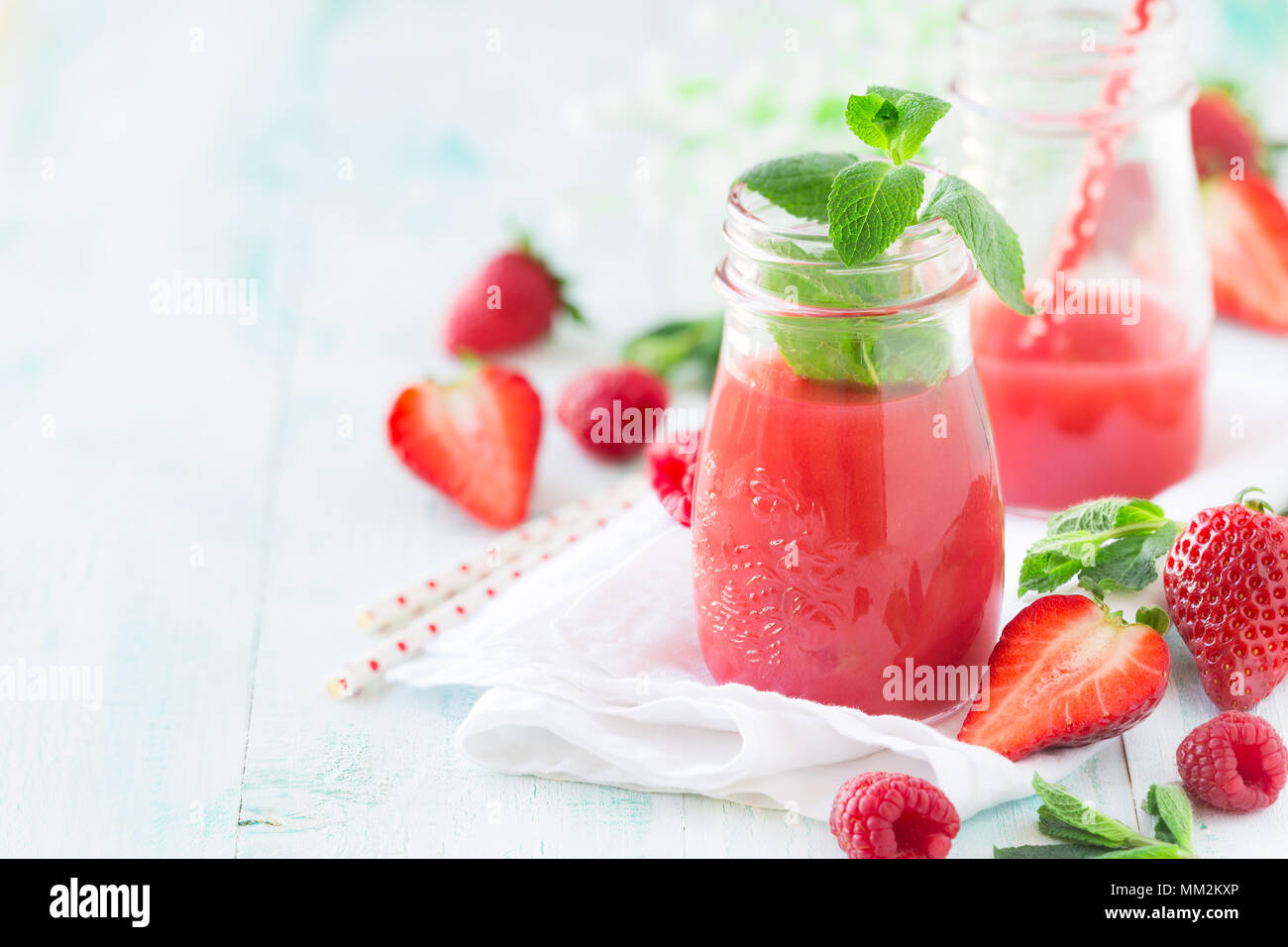 Antiossidante sano frullato di rosso con il succo di mela, fresche fragole, lamponi e menta. Copia con lo spazio per il tuo testo, ricetta o il messaggio di saluto Foto Stock
