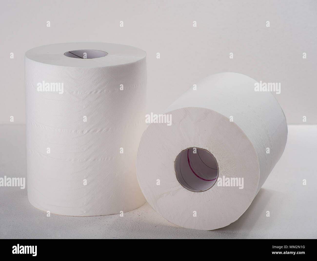 Carta in rotolo su sfondo bianco Foto Stock