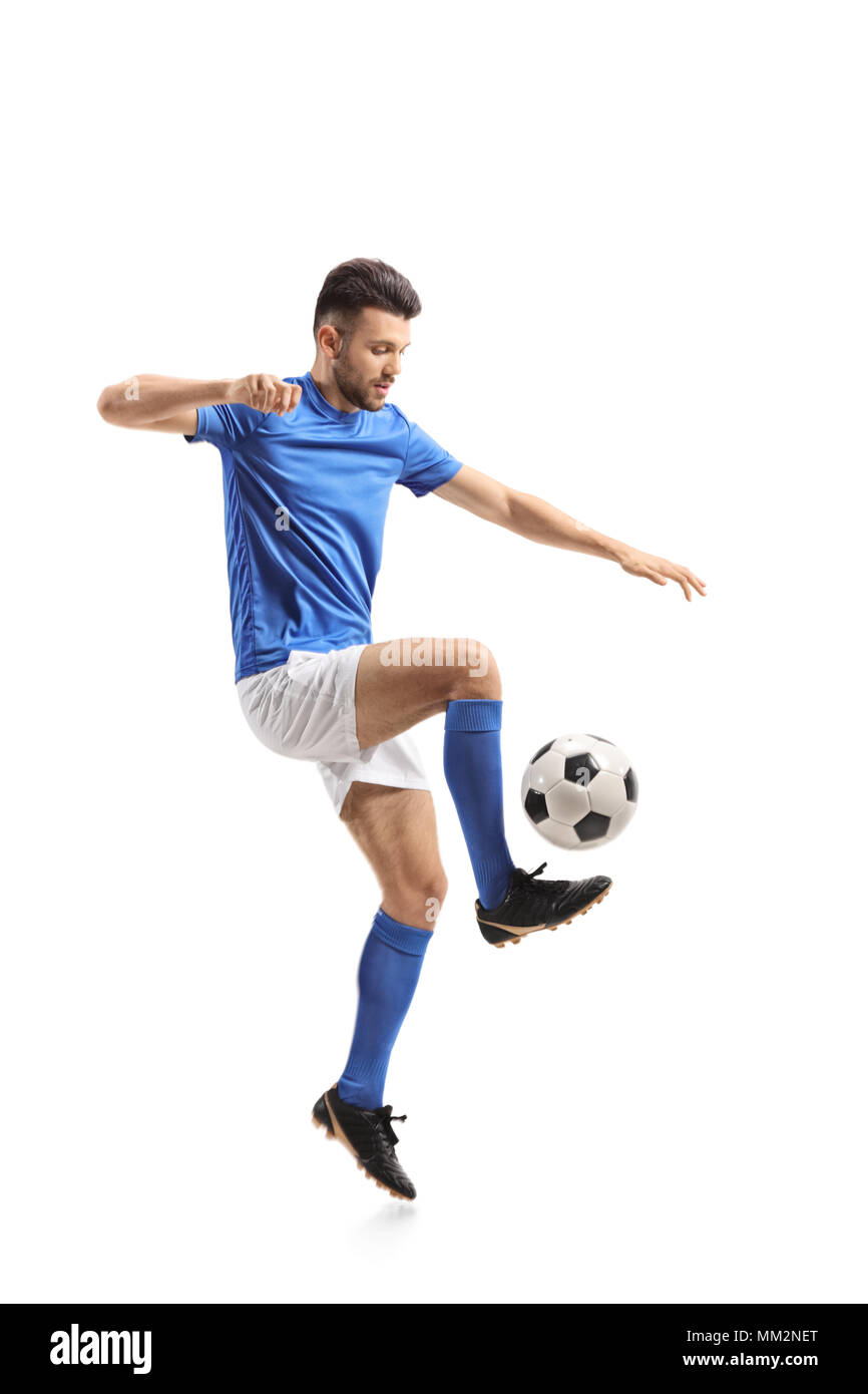 Lunghezza piena ripresa di profilo di un giocatore di calcio La giocoleria isolati su sfondo bianco Foto Stock