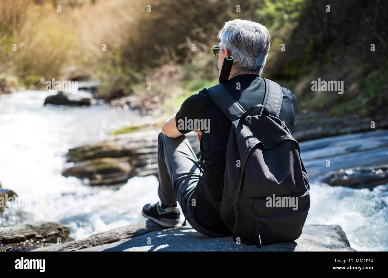 Senior uomo su una escursione godendo di sola natura Foto Stock