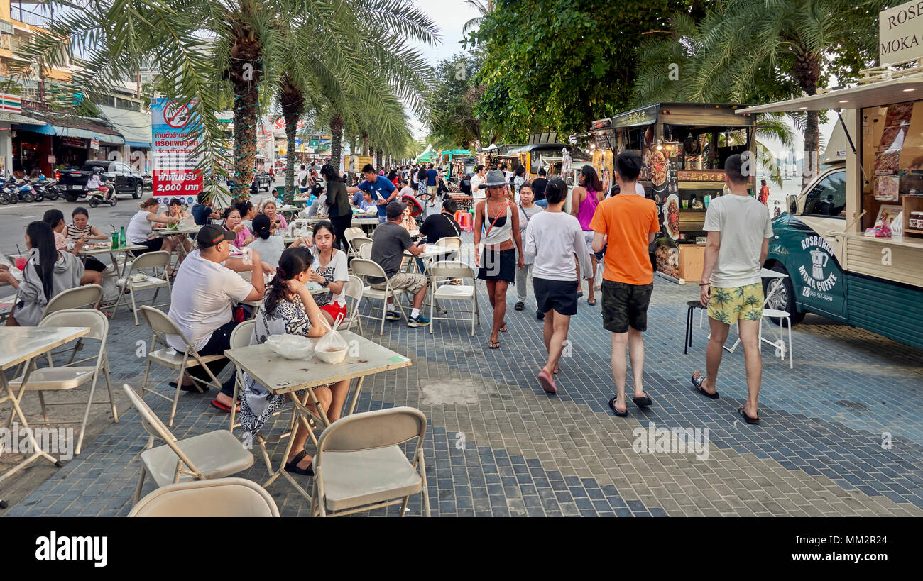 Thailandia Street food festival con la gente che mangia sul marciapiede. Pattaya Thailandia Sud-Est asiatico Foto Stock