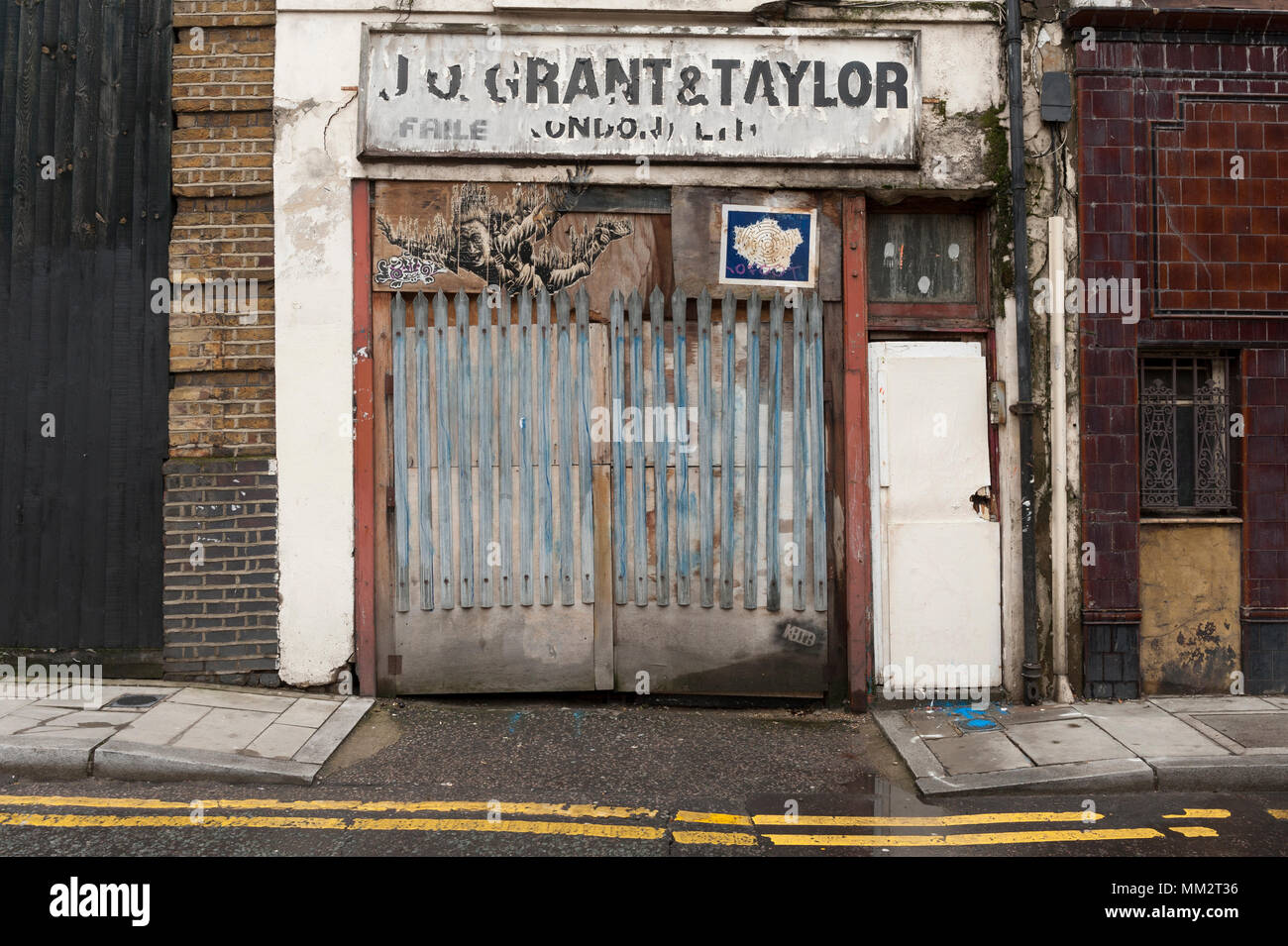 Saliti a bordo un negozio di arte di strada su di esso, Ravey Street, Londra, EC2 Foto Stock