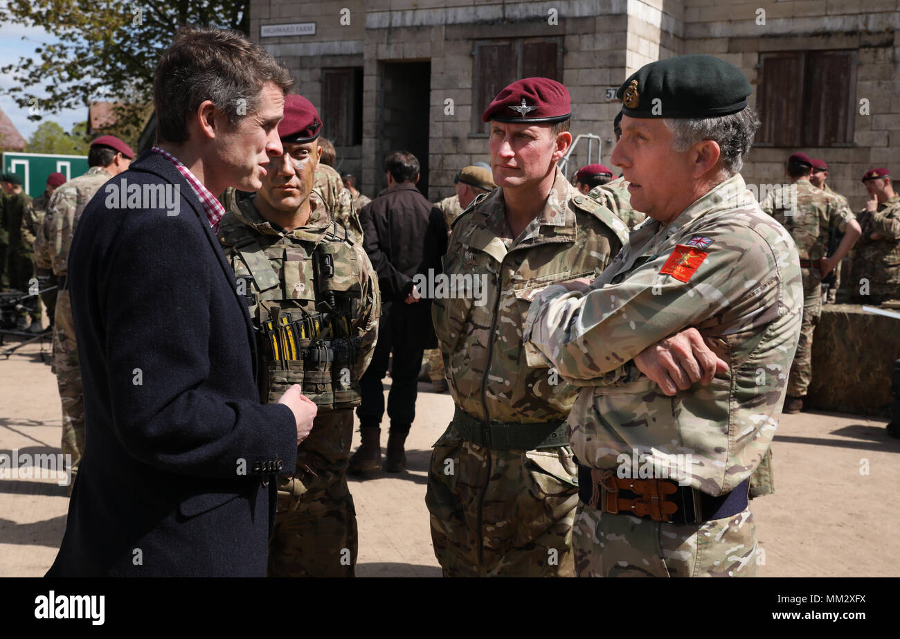 RT Hon Gavin Williamson CBE MP Segretario di Stato per la Difesa con il Generale Sir Nicholas Patrick carter, KCB, CBE, DSO e Parachute Regiment Officers Foto Stock