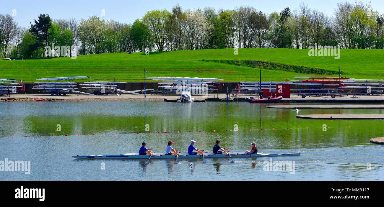 Il canottaggio pratica presso il Centro sportivo nazionale per l'acqua Holme Pierrepont Nottingham England Regno Unito Foto Stock