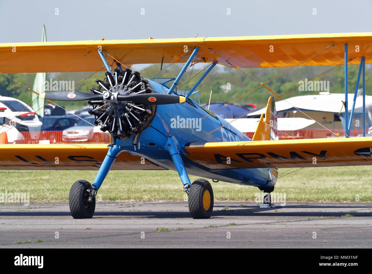 Un vintage Boeing biplano Stearman parcheggiato su asfalto a Abingdon aria& Paese mostrano Foto Stock