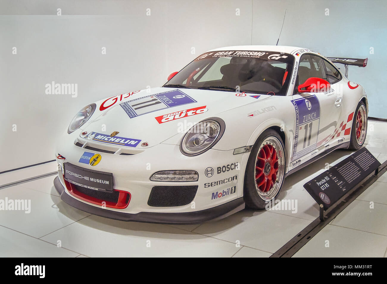 STUTTGART, Germania-Aprile 7, 2017: 2010 Porsche 911 GT3 RS (Driver: Roland Asch, Chris Harris, Patrick Simon, Horst von Saurma) nel Museo Porsche Foto Stock STUTTGART, Germania-Aprile 7, 2017: 2010 Porsche 911 GT3 RS (Driver: Roland Asch, Chris Harris, Patrick Simon, Horst von Saurma) nel Museo Porsche Foto Stock