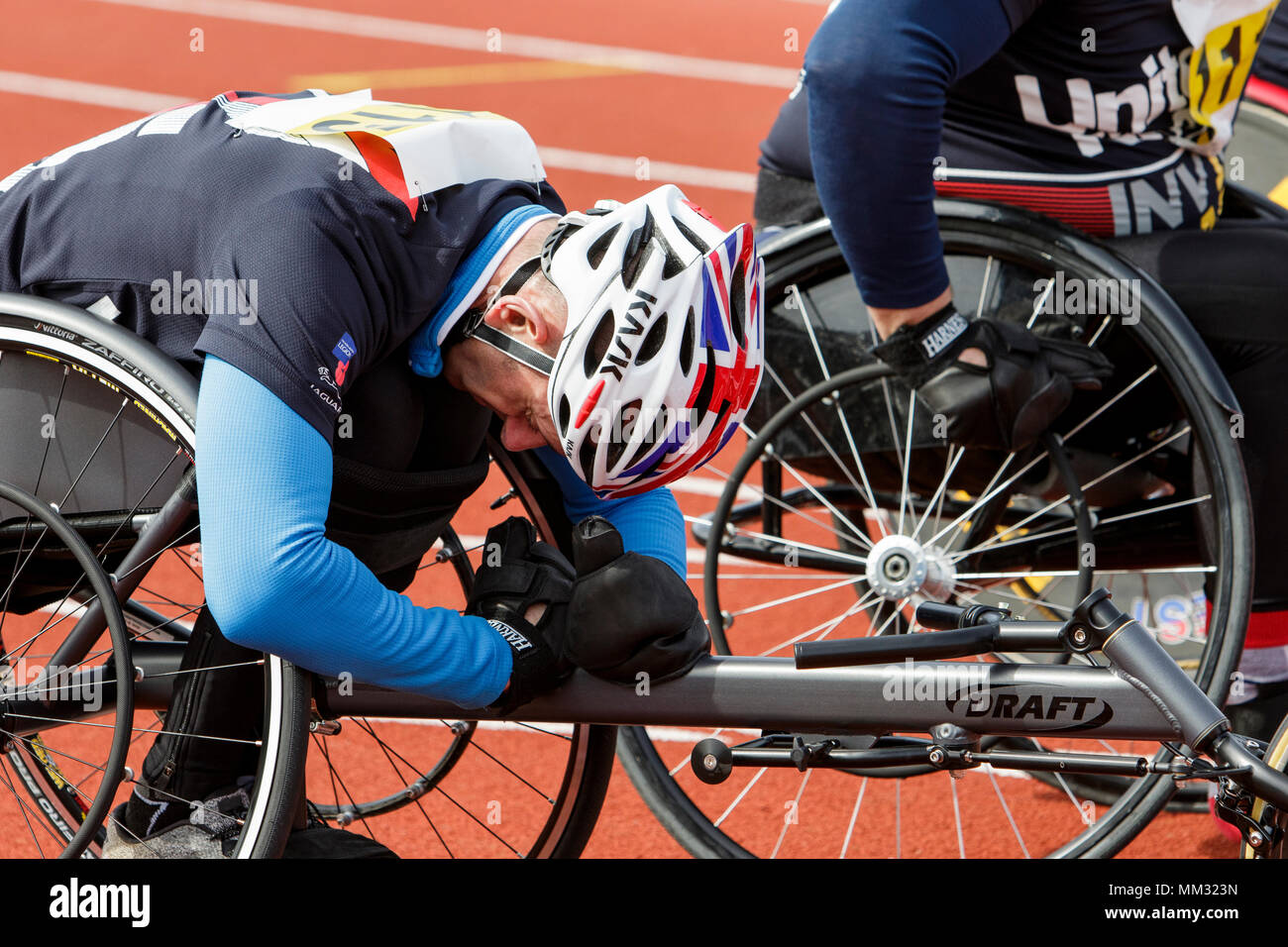 Sedia a rotelle atleti raffigurato all'Università di Bath corsi sportivi Village che prendono parte al Regno Unito di prove del team per il 2018 Invictus giochi. Foto Stock