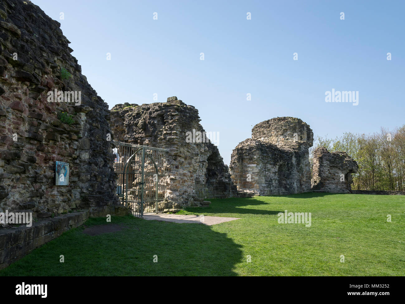 Rovine del Castello di Flint accanto al fiume Dee in Flintshire, il Galles del Nord. Foto Stock